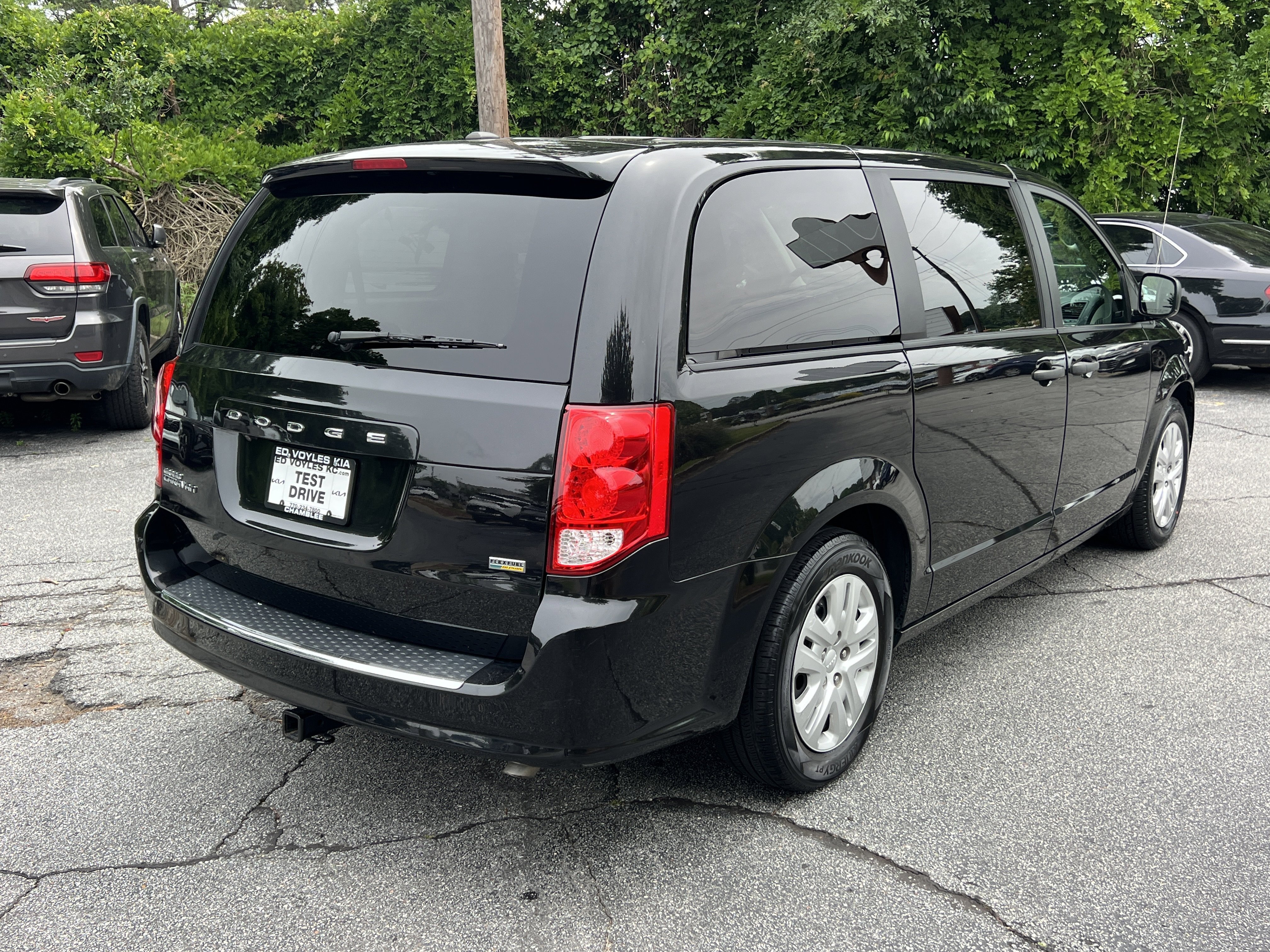 Used 2019 Black Onyx Crystal Pearlcoat Dodge SE image 6