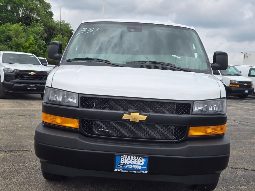 New 2026 Summit White Chevrolet WT image 2