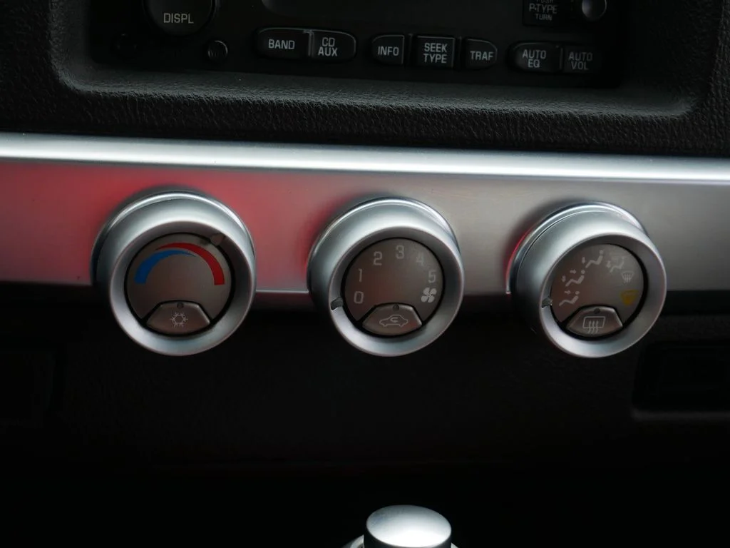 2004 Chevrolet SSR LS - Photo 22
