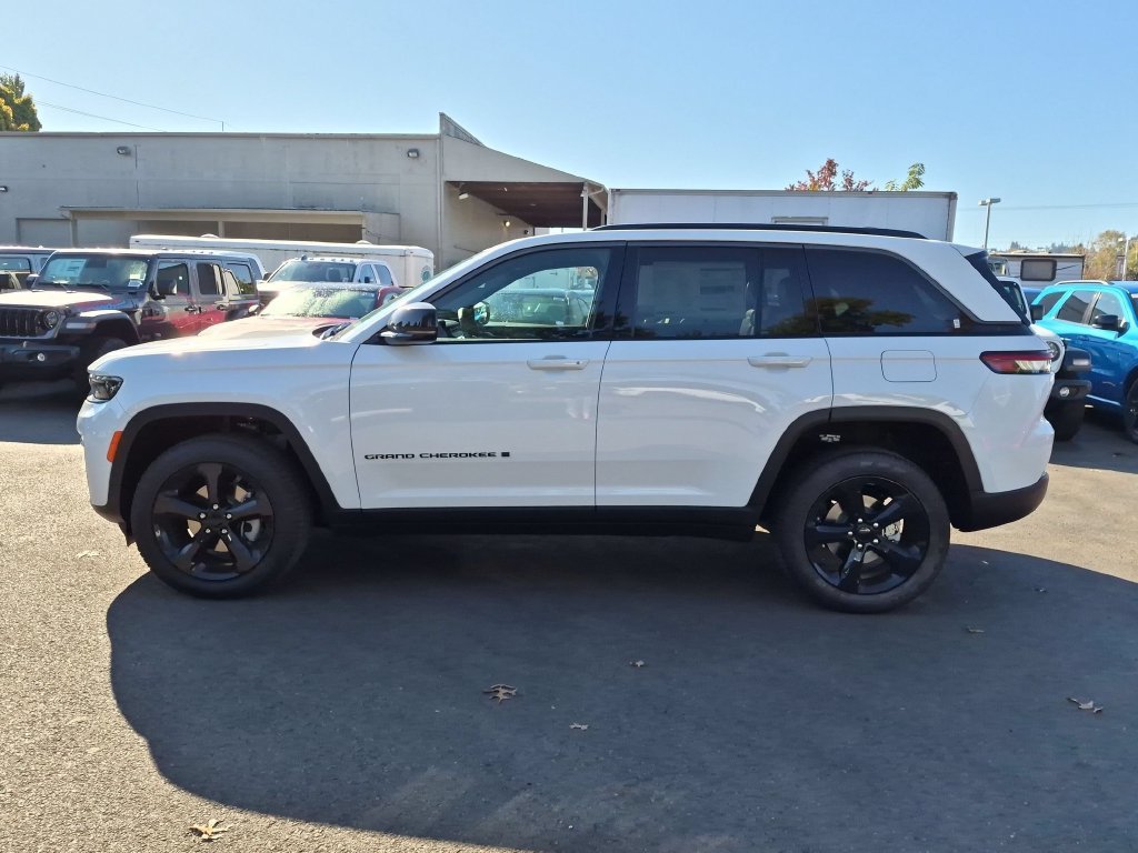 New 2026 Bright White Clear-Coat Exterior Paint Jeep Limited image 4