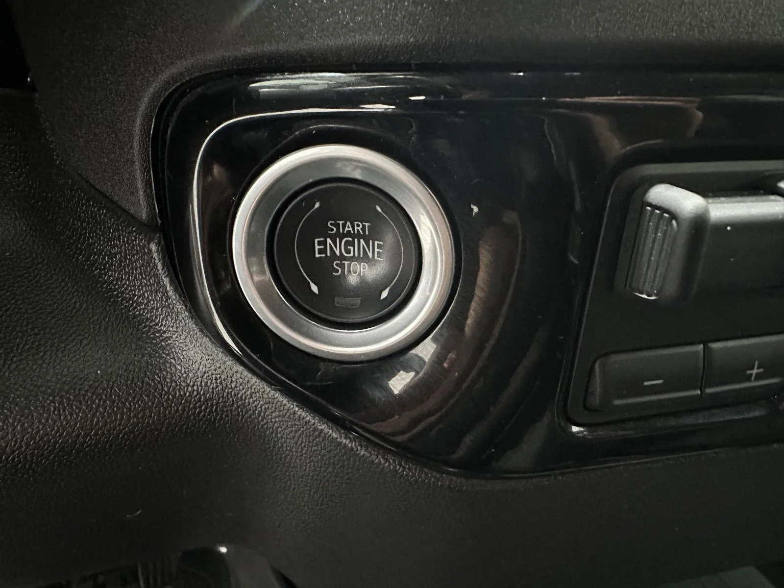 Used 2024 Summit White GMC Elevation image 16
