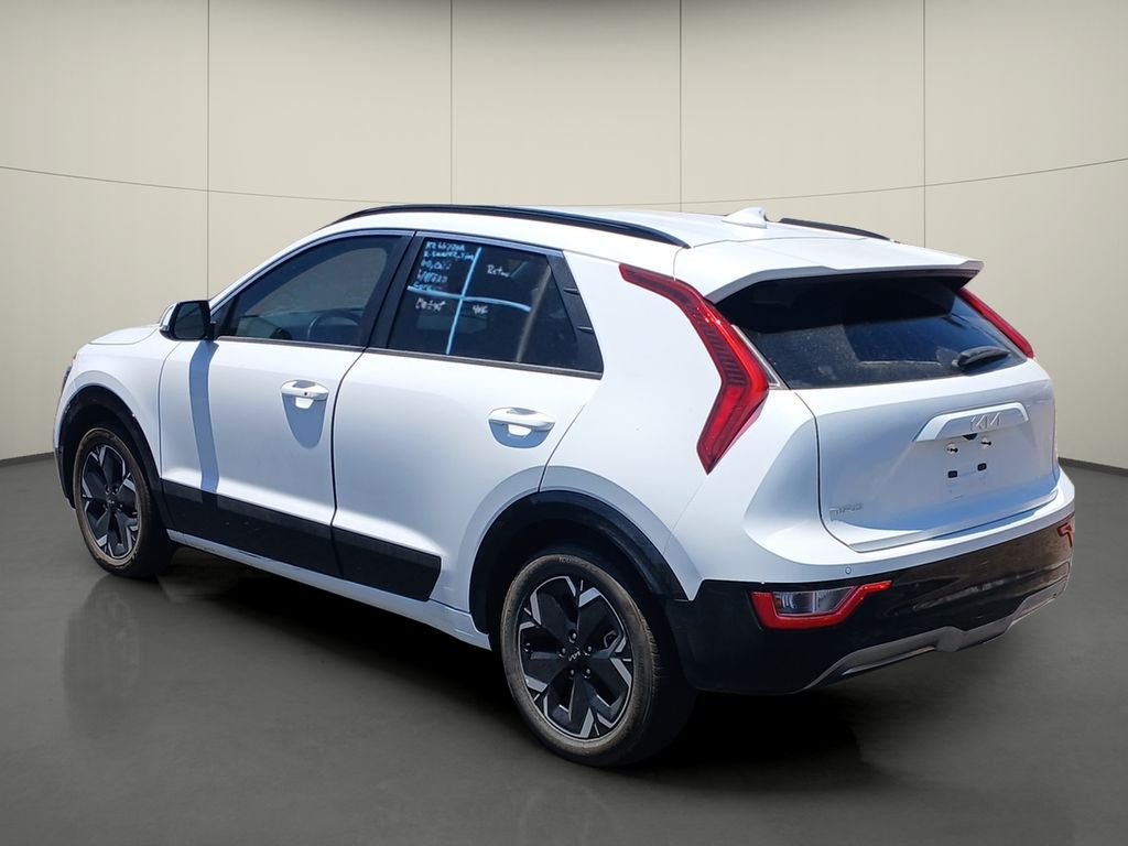 Used 2023 White Kia Wind image 5
