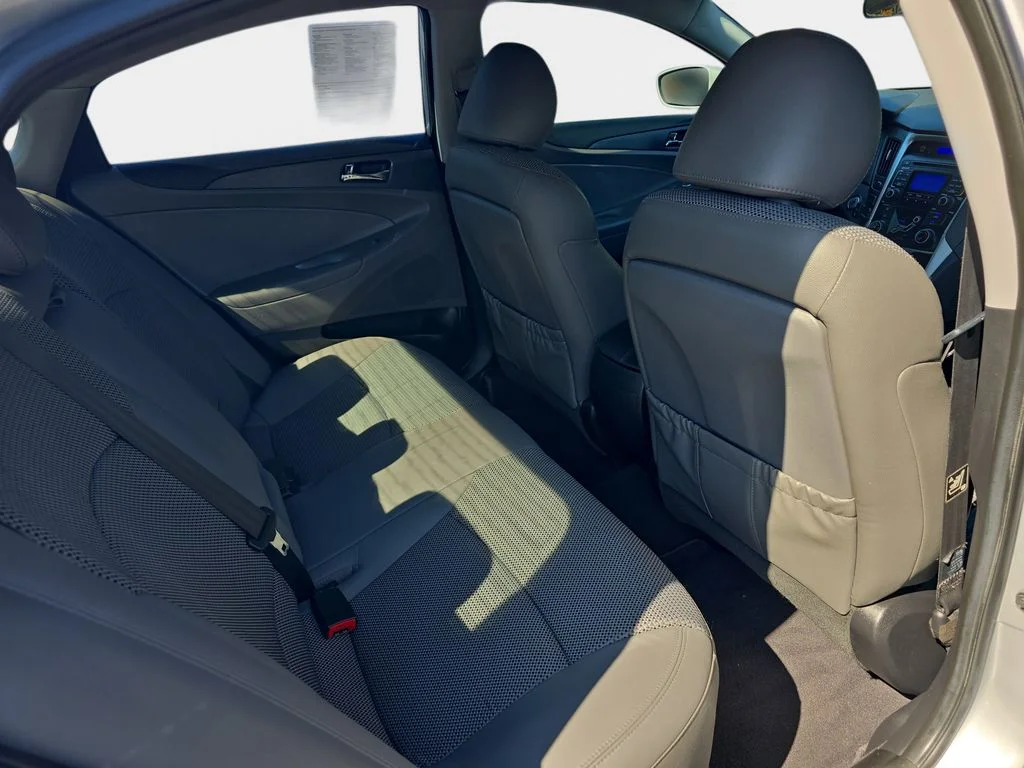 Used 2011 Silver Hyundai SE image 14