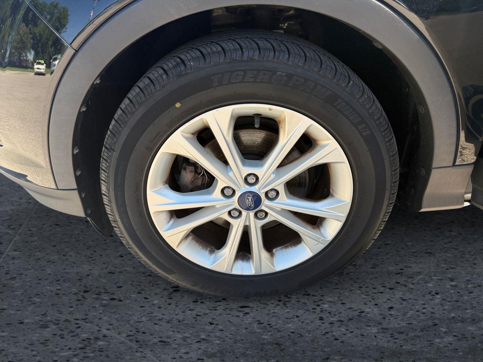 Used 2018 Shadow Black Ford SE image 9