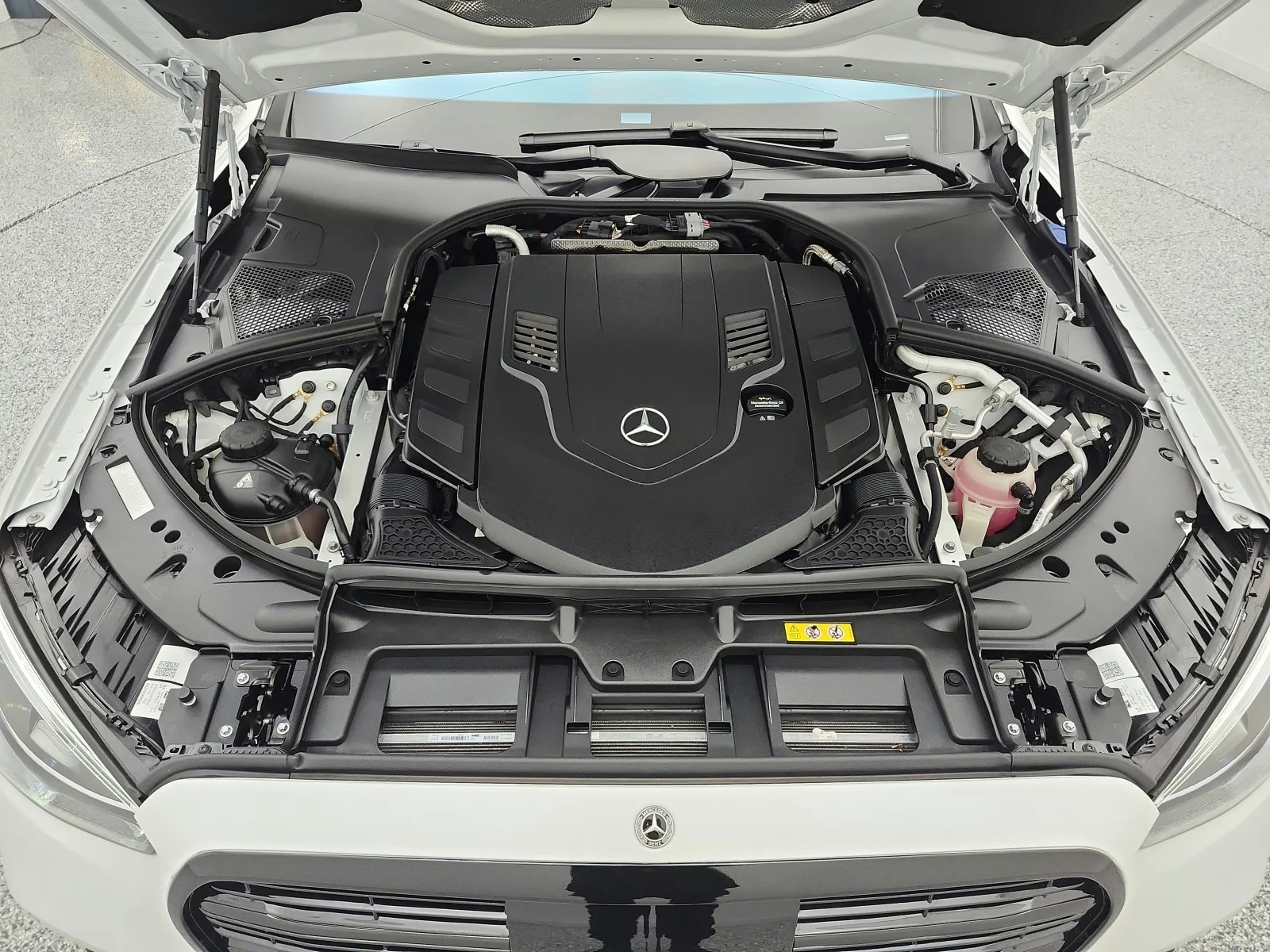 Used 2025 MANUFAKTUR Moonlight White Metallic Mercedes-Benz S 580 4MATIC® Sedan image 24