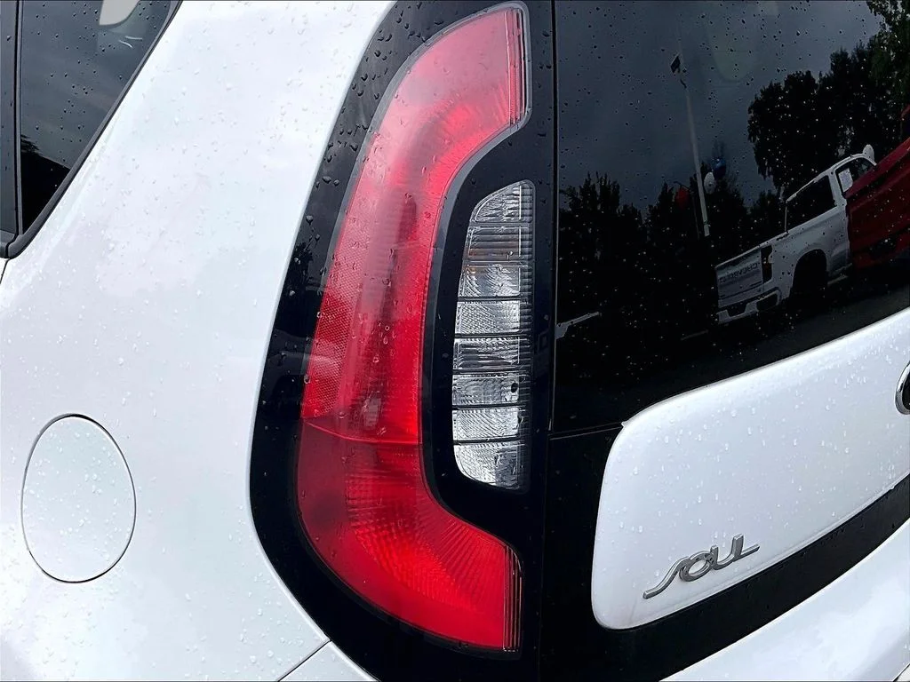 Used 2016 White Kia Base image 31