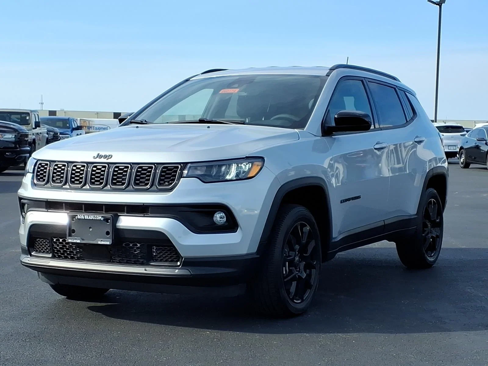 New 2026 Silver Zynith Metallic Clearcoat Jeep Latitude Altitude image 13