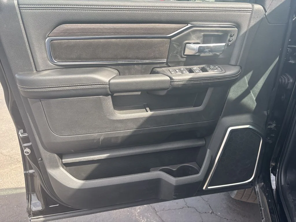 New 2026 Diamond Black Crystal Pearl-Coat Exterior Paint RAM LARAMIE image 17