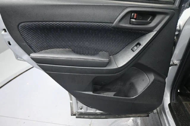 Used 2018 Silver Subaru 2.5i image 18