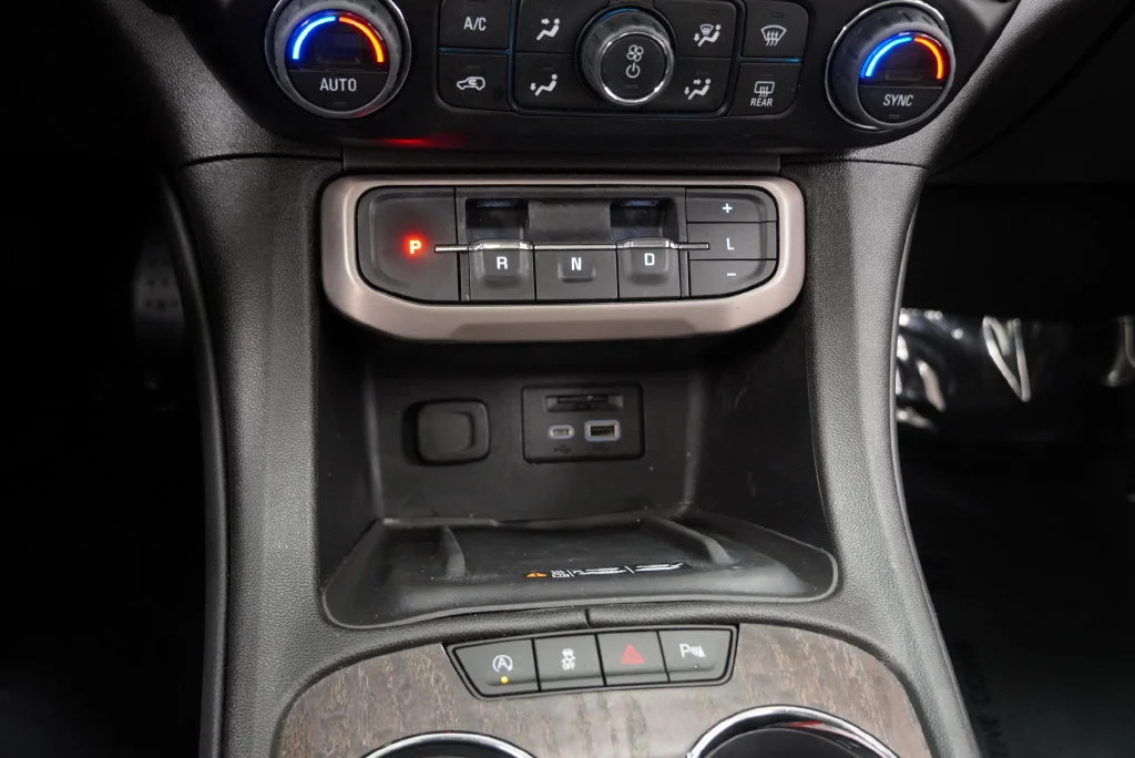 Used 2023 White Frost Tricoat GMC Denali image 23