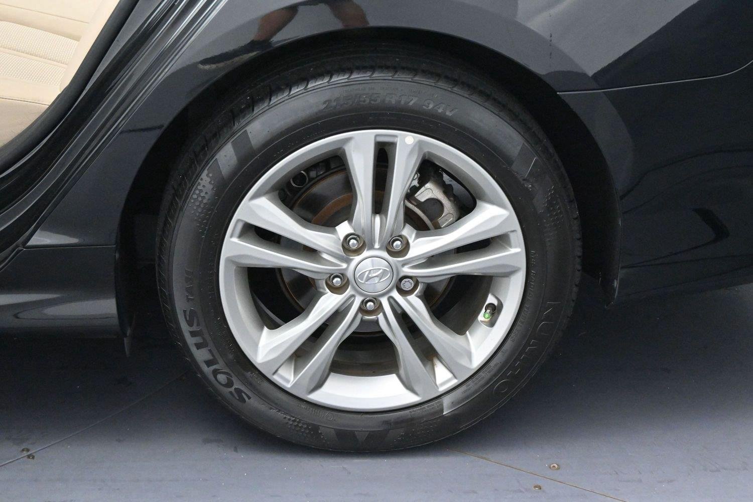 Used 2019 Phantom Black Hyundai SEL image 33