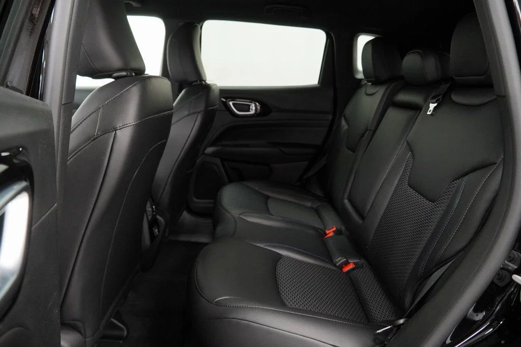New 2026 Diamond Black Crystal Pearlcoat Jeep Latitude image 19