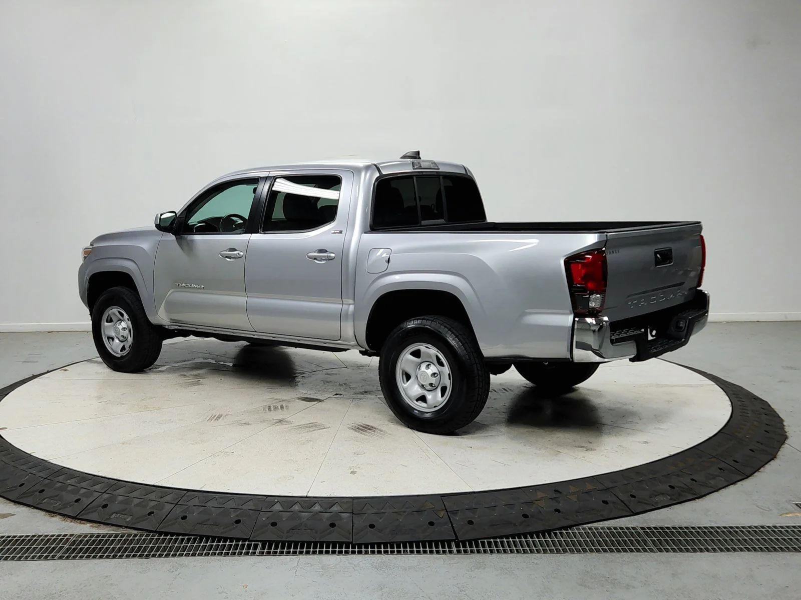 Used 2022 Silver Toyota SR5 image 6