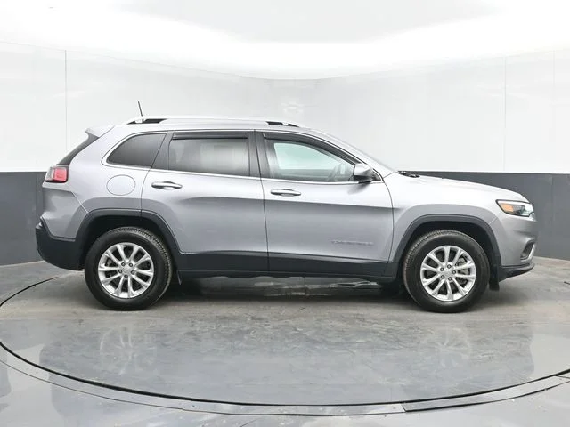 Used 2019 Billet Silver Metallic Clearcoat Jeep Latitude image 11