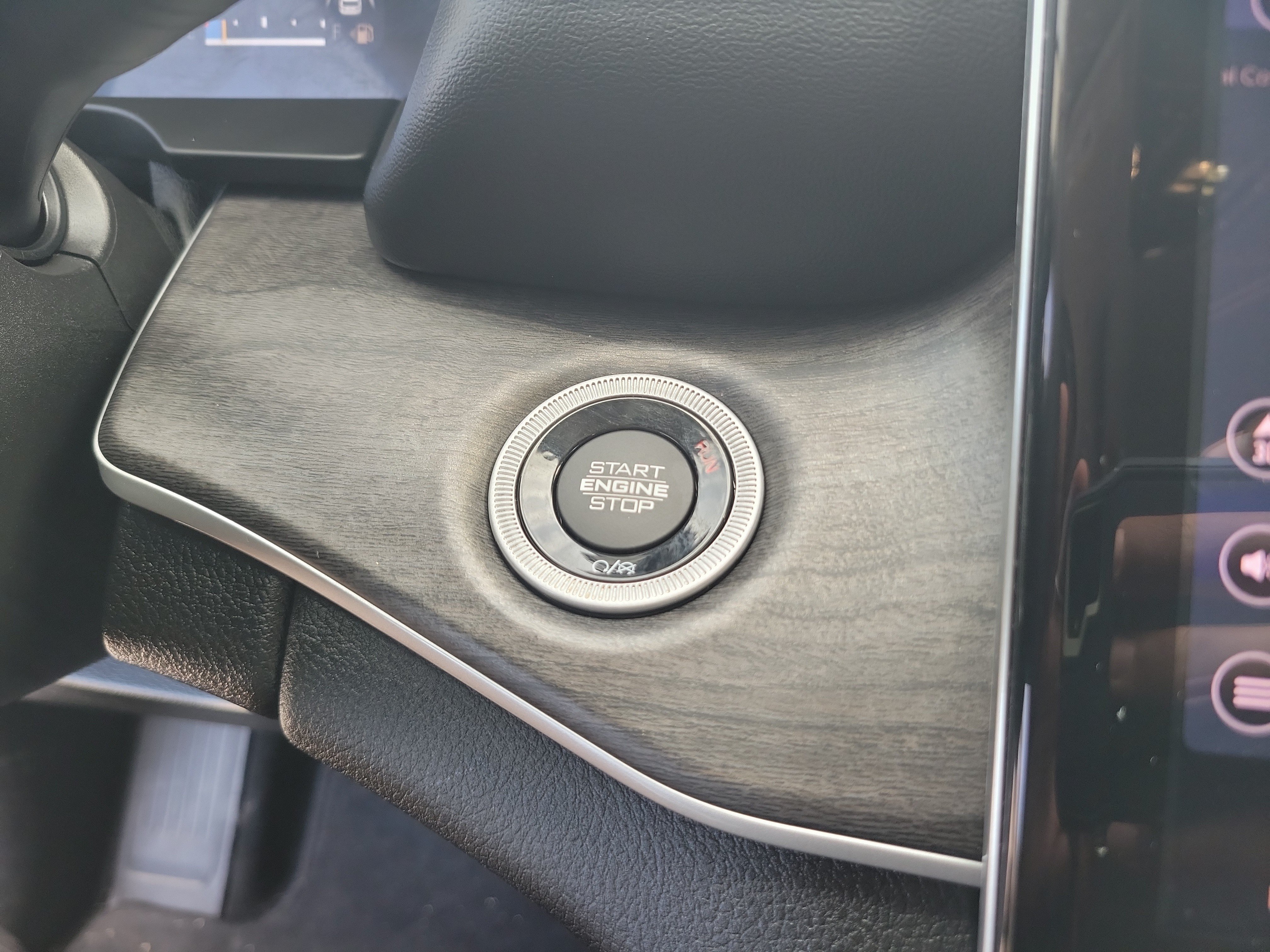 Used 2024 Diamond Black Crystal Pearlcoat Jeep Limited image 30