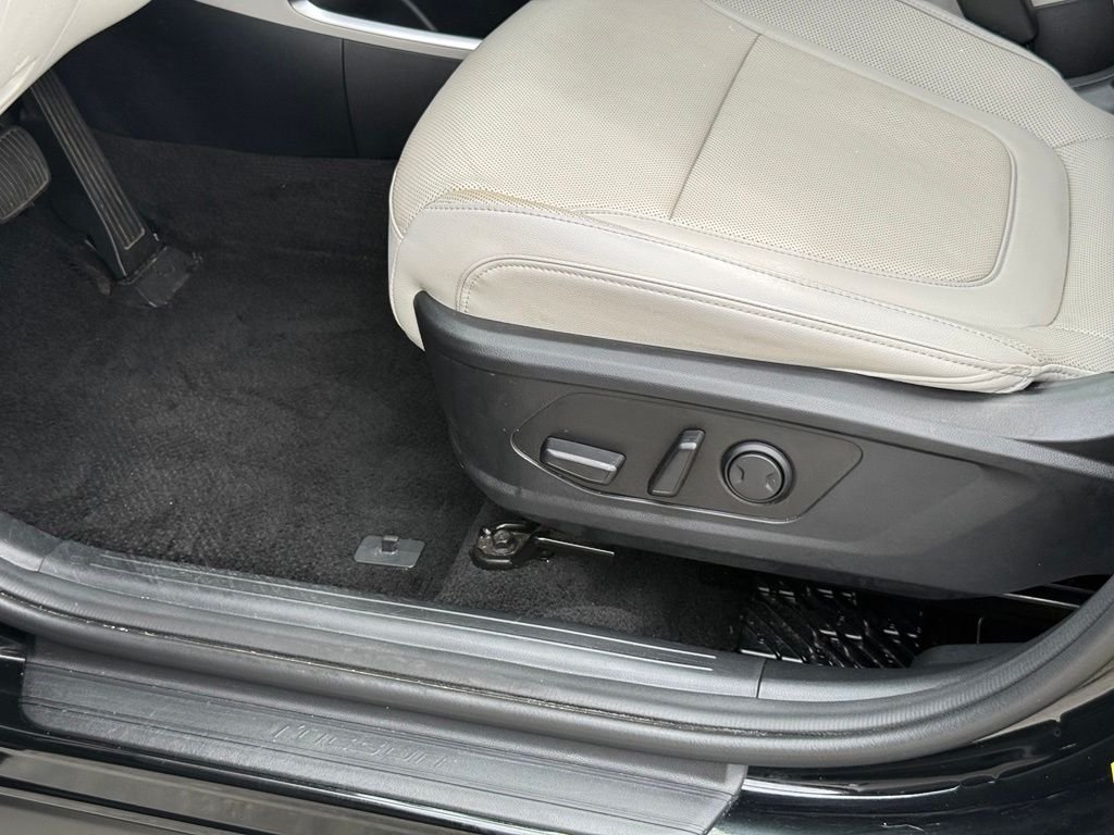 Used 2022 Black Hyundai Limited image 23