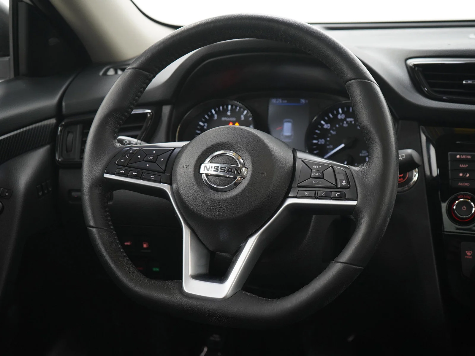 Used 2018 Brilliant Silver Nissan SL image 17