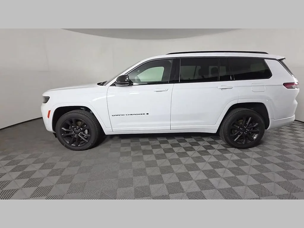 New 2026 Bright White Clear-Coat Exterior Paint Jeep Limited Reserve image 42
