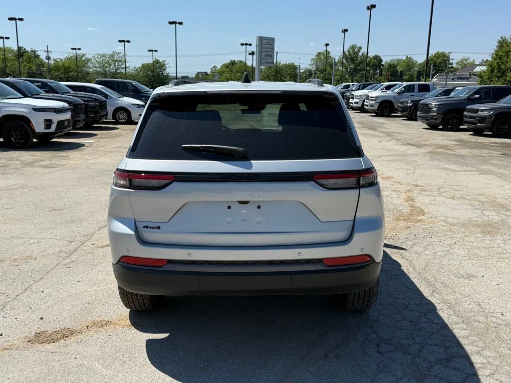 New 2026 Silver Zynith Exterior Paint Jeep Altitude image 7