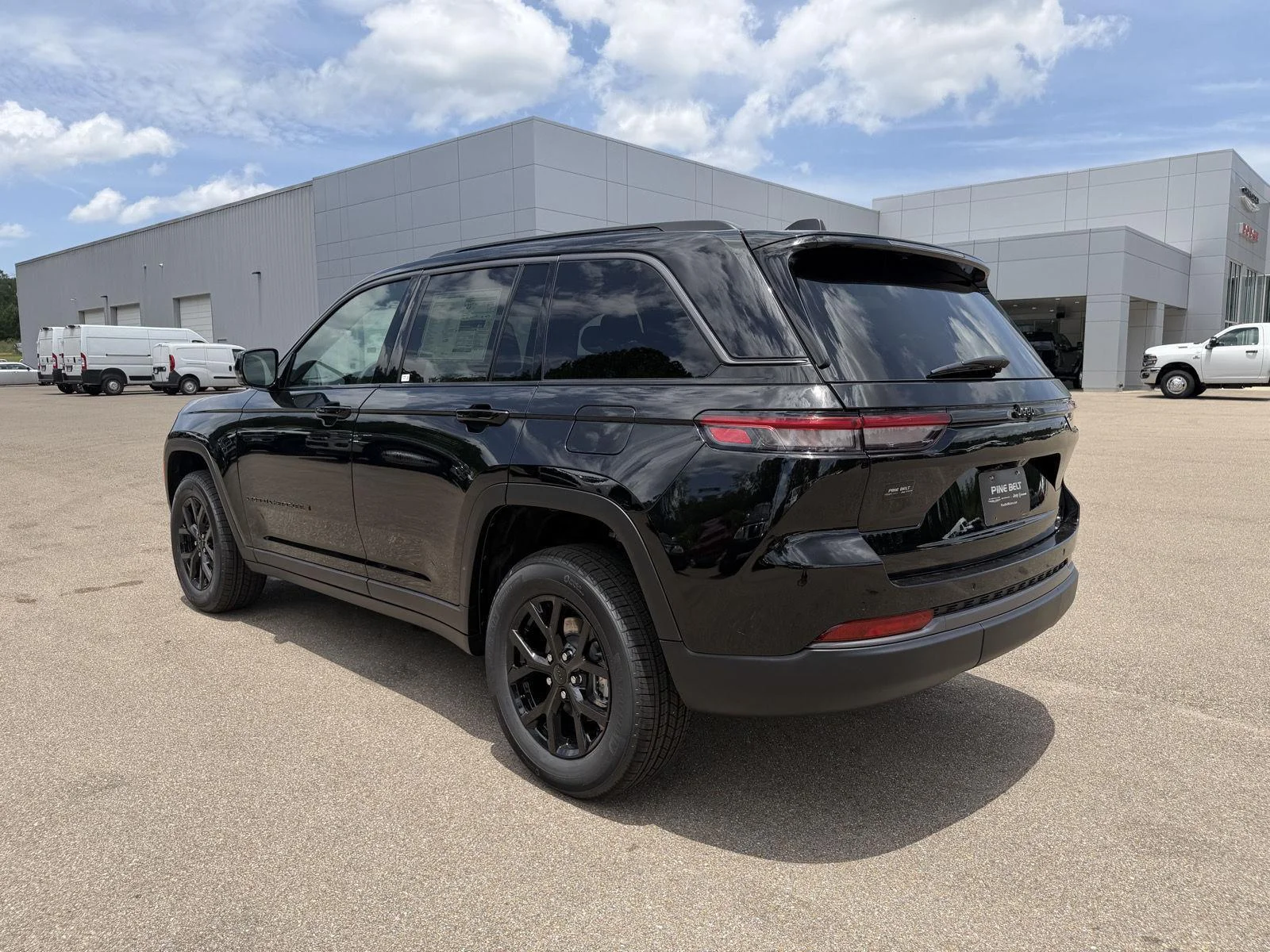 New 2026 Diamond Black Crystal Pearl-Coat Exterior Paint Jeep Laredo Altitude image 4