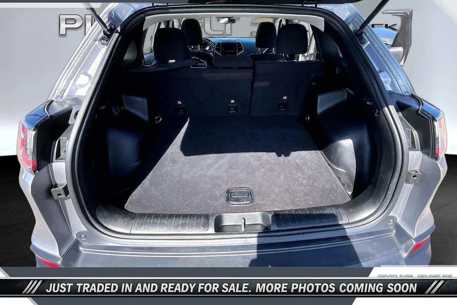 Used 2020 Silver Jeep Latitude FWD image 21