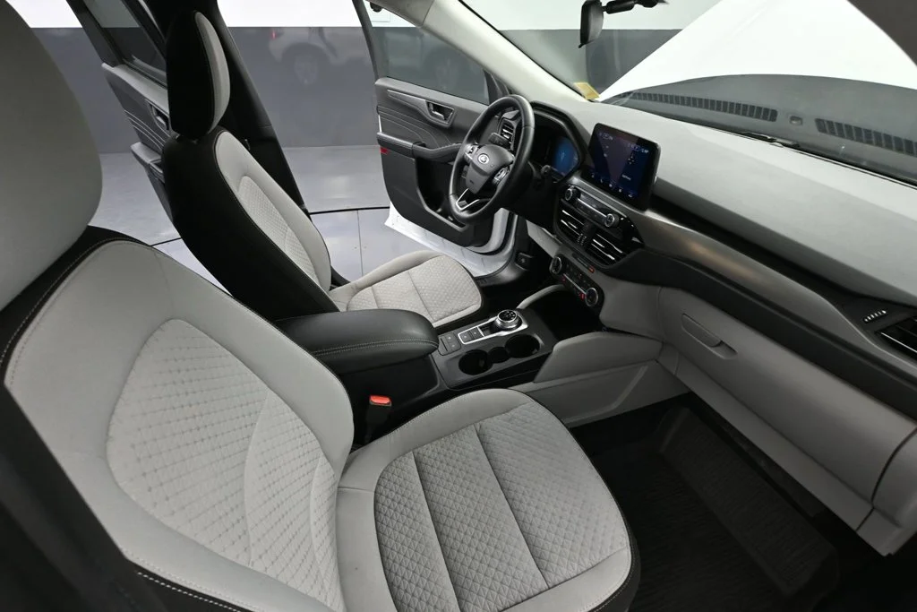 Used 2023 White Ford Active image 38