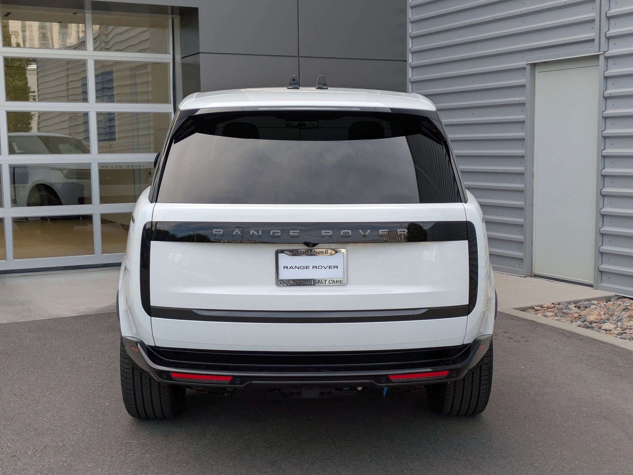 New 2025 Fuji White Land Rover SE image 4