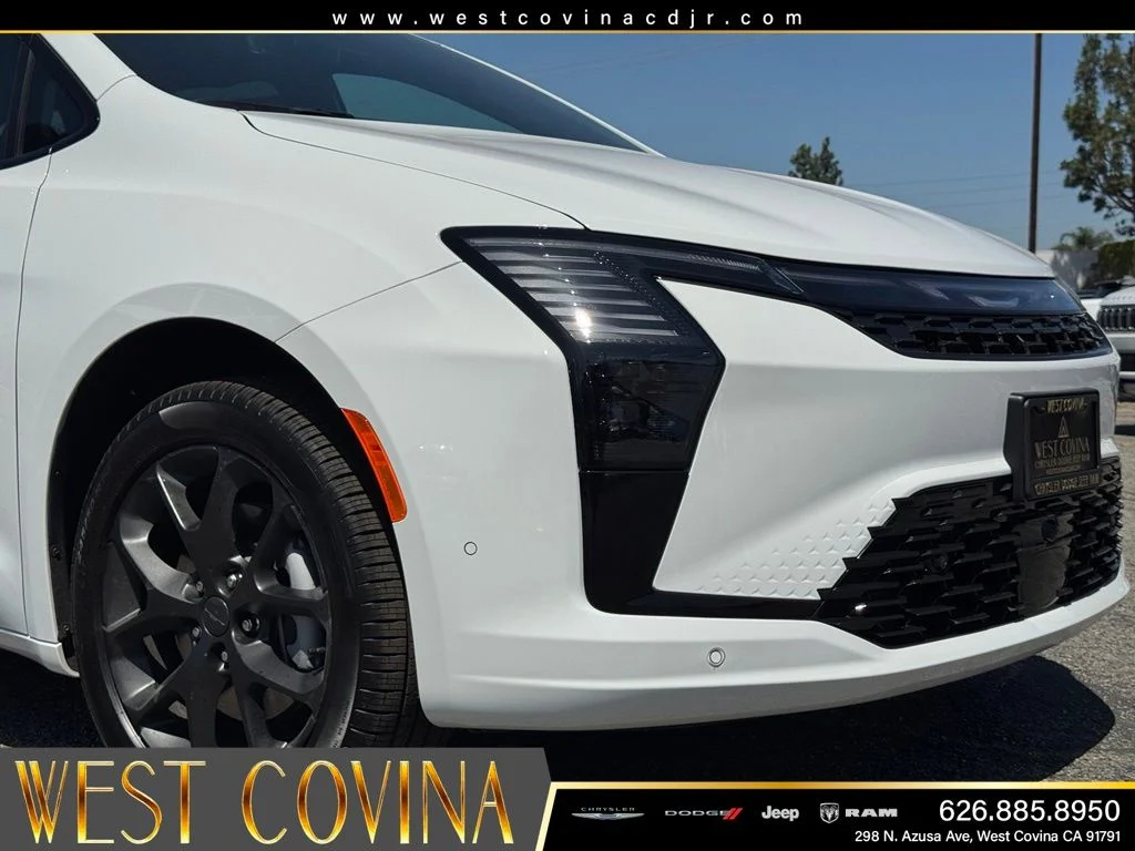 New 2027 Bright White Clear-Coat Exterior Paint Chrysler Limited image 18