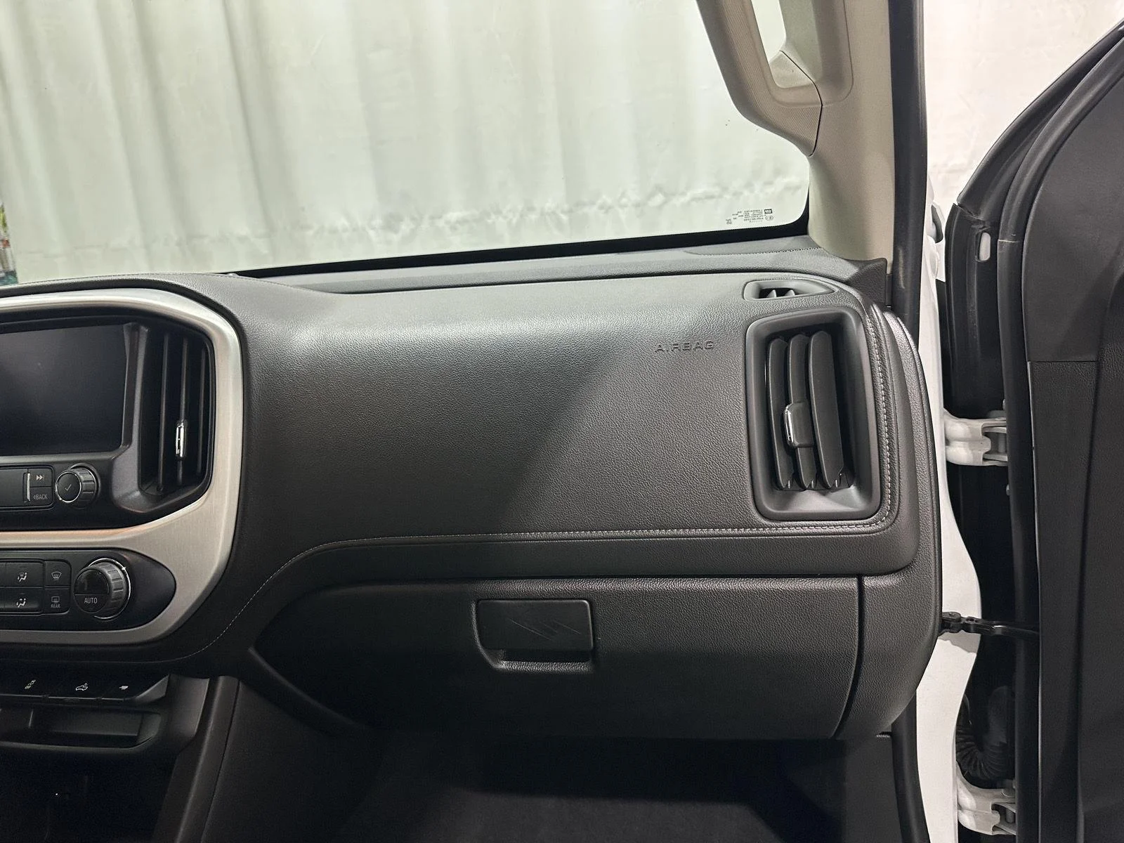 Used 2020 SUMMIT WHITE GMC 4WD SLE image 25