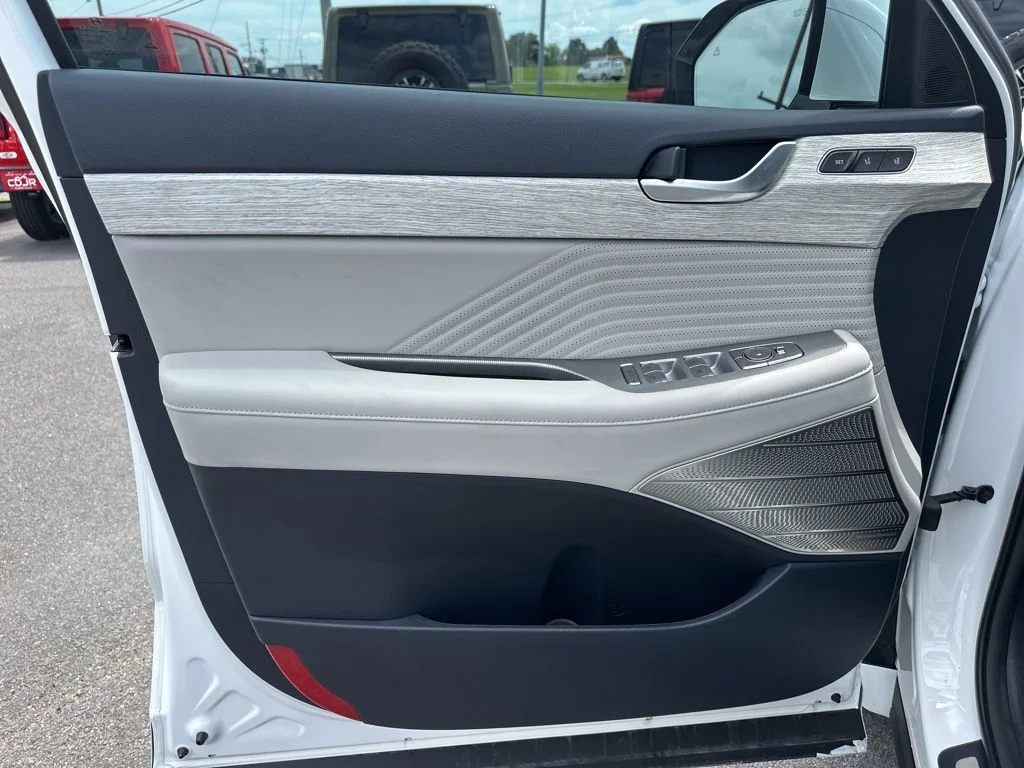 Used 2025 White Hyundai Calligraphy image 31