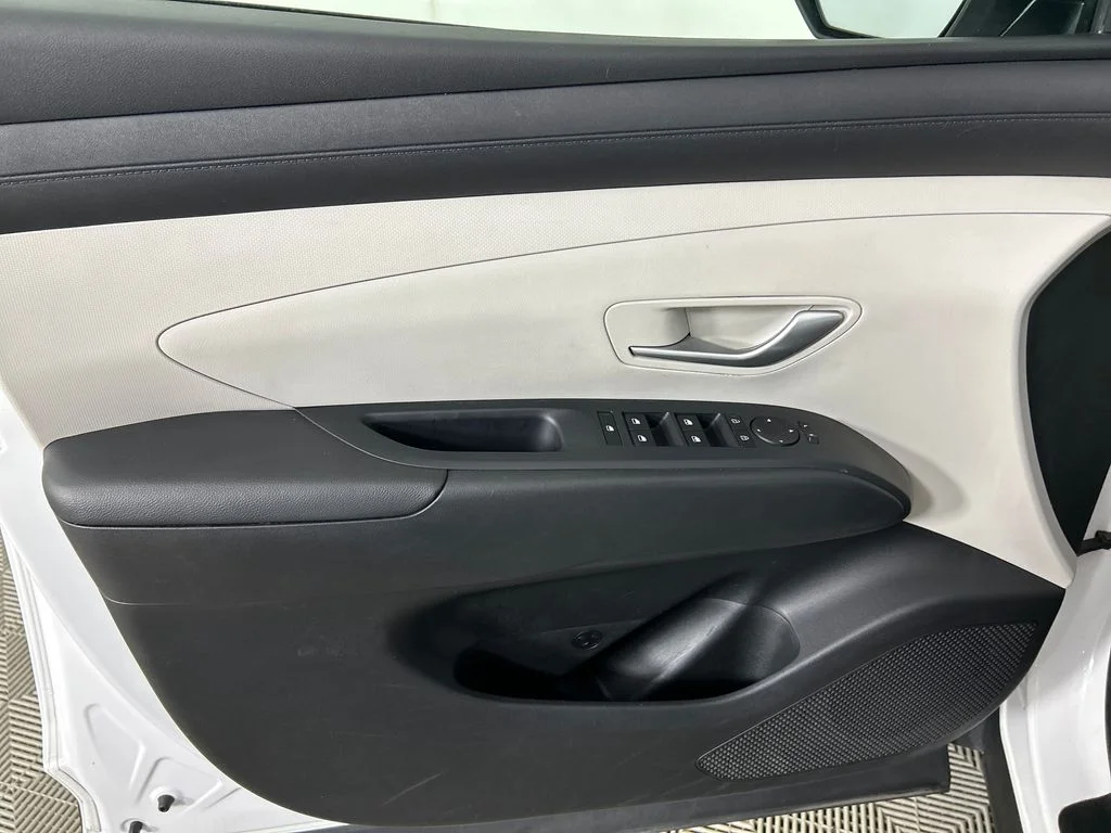 Used 2025 White Hyundai SEL image 11