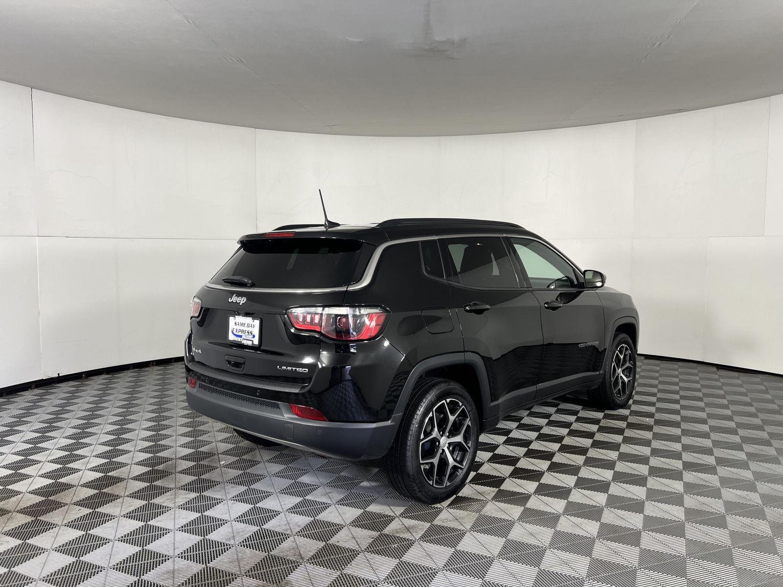 Used 2024 Diamond Black Crystal Pearlcoat Jeep Limited image 9
