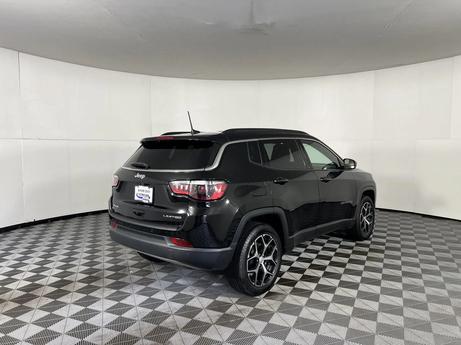 Used 2024 Diamond Black Crystal Pearlcoat Jeep Limited image 9