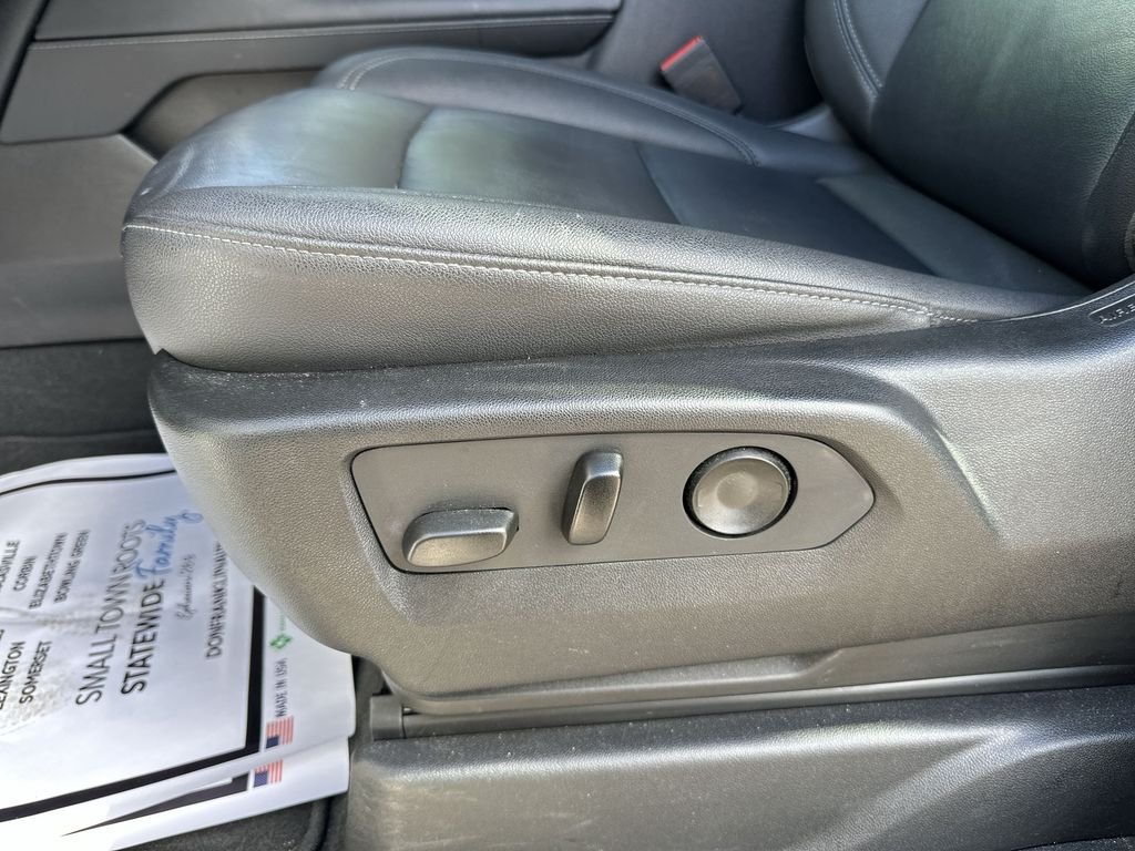 Used 2023 White Chevrolet Z71 image 12
