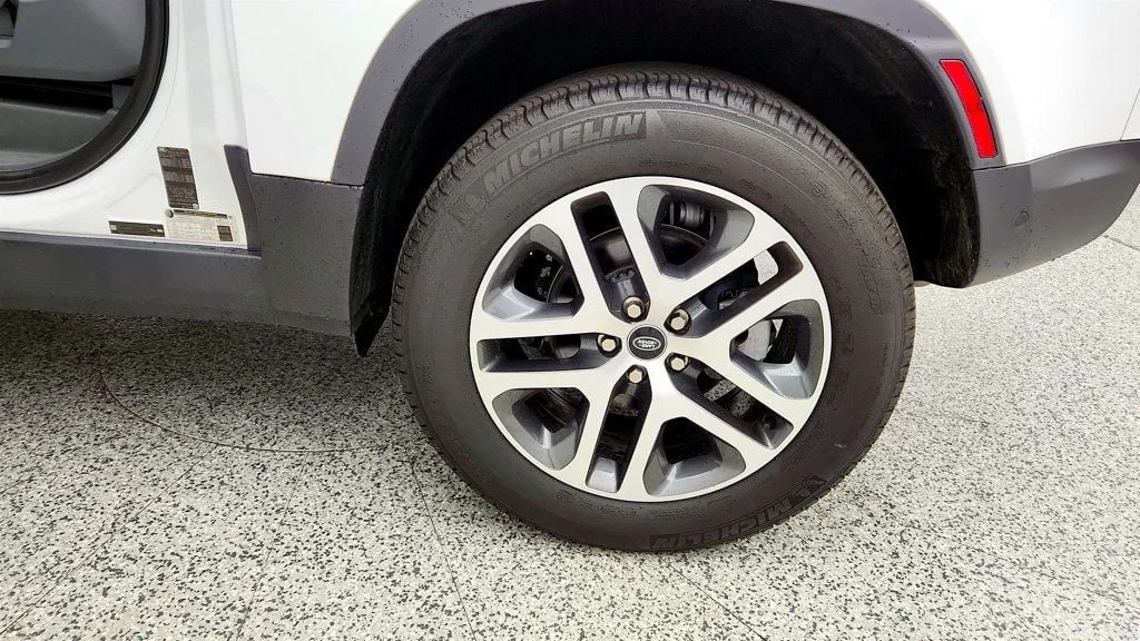 Used 2021 Fuji White Land Rover 90 S AWD w/ Premium LED Lights & Meridian Audio image 9