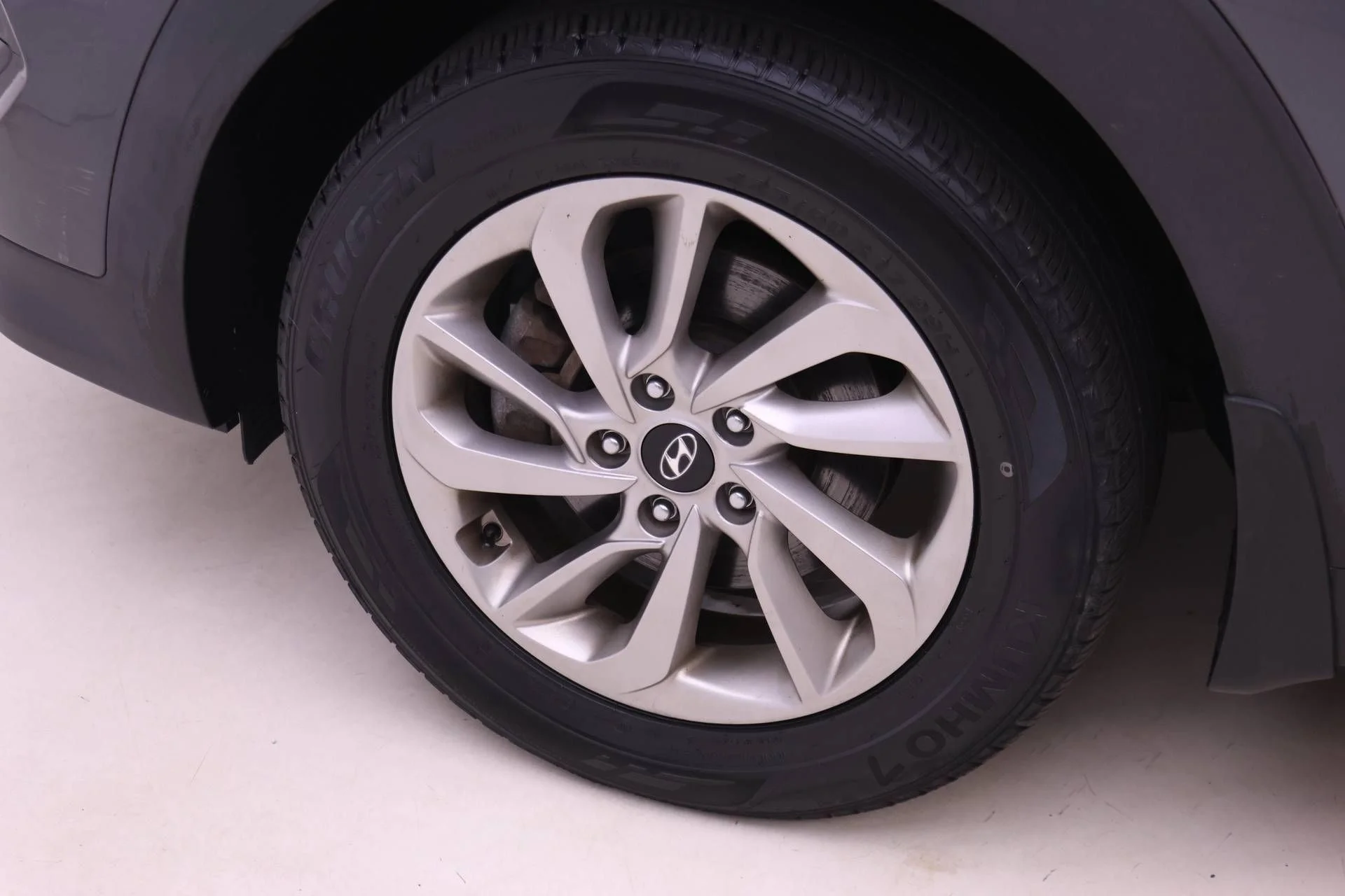 Used 2017 Coliseum Gray Hyundai SE image 16