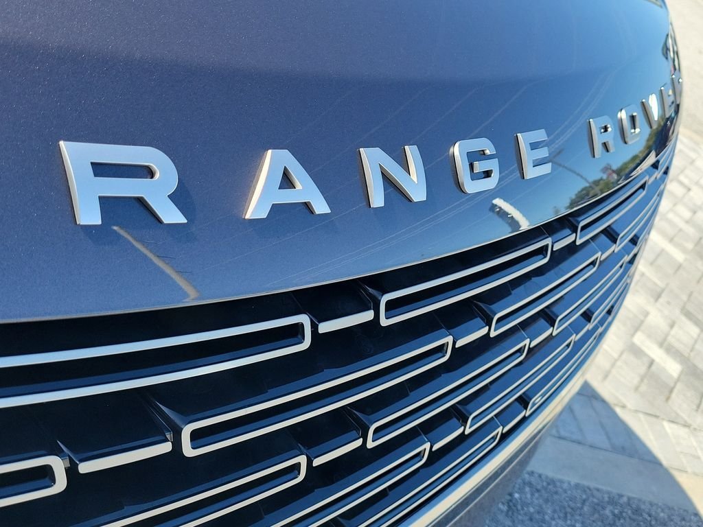 New 2026 Charente Grey LAND ROVER SE image 9