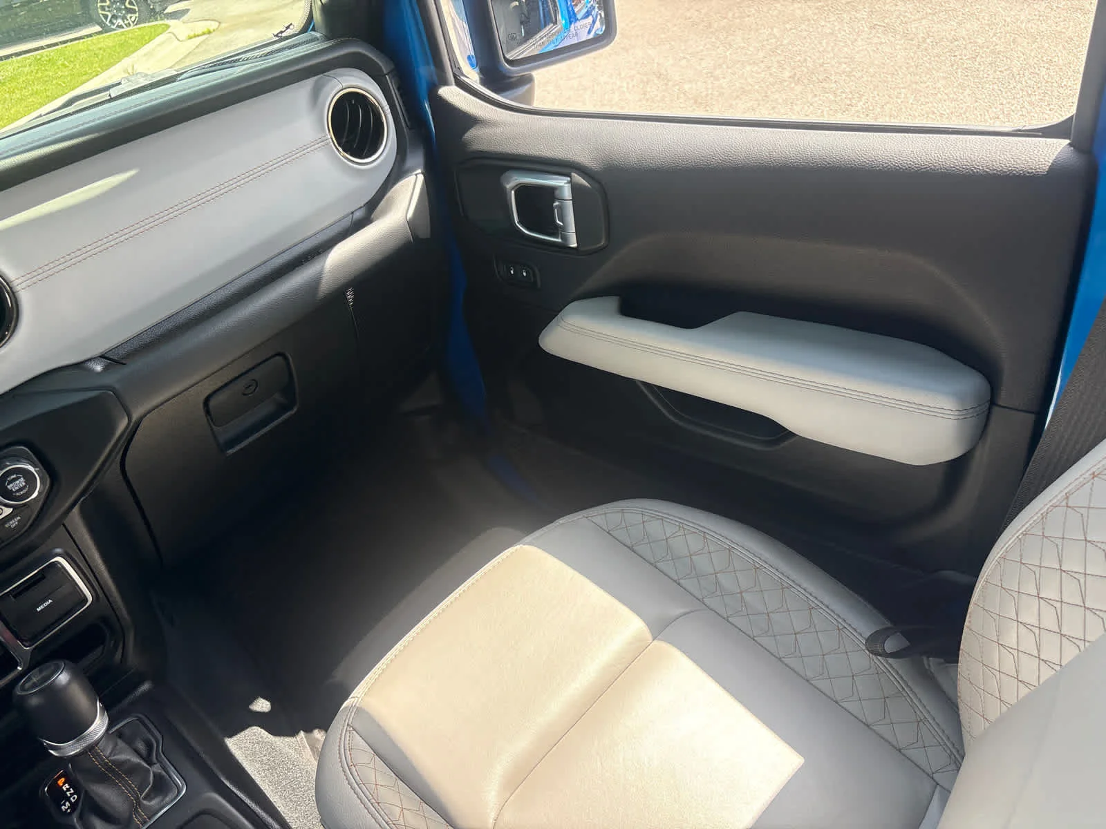 Used 2022 Hydro Blue Pearlcoat Jeep Unlimited Sahara High Altitude image 17