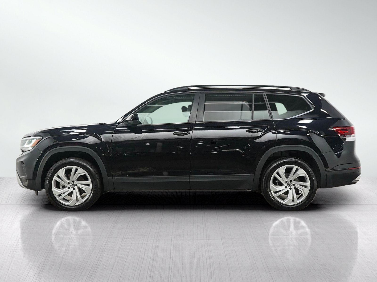 Used 2023 Volkswagen Atlas SE w/Tech with VIN 1V2HR2CAXPC533988 for sale in South Saint Paul, Minnesota