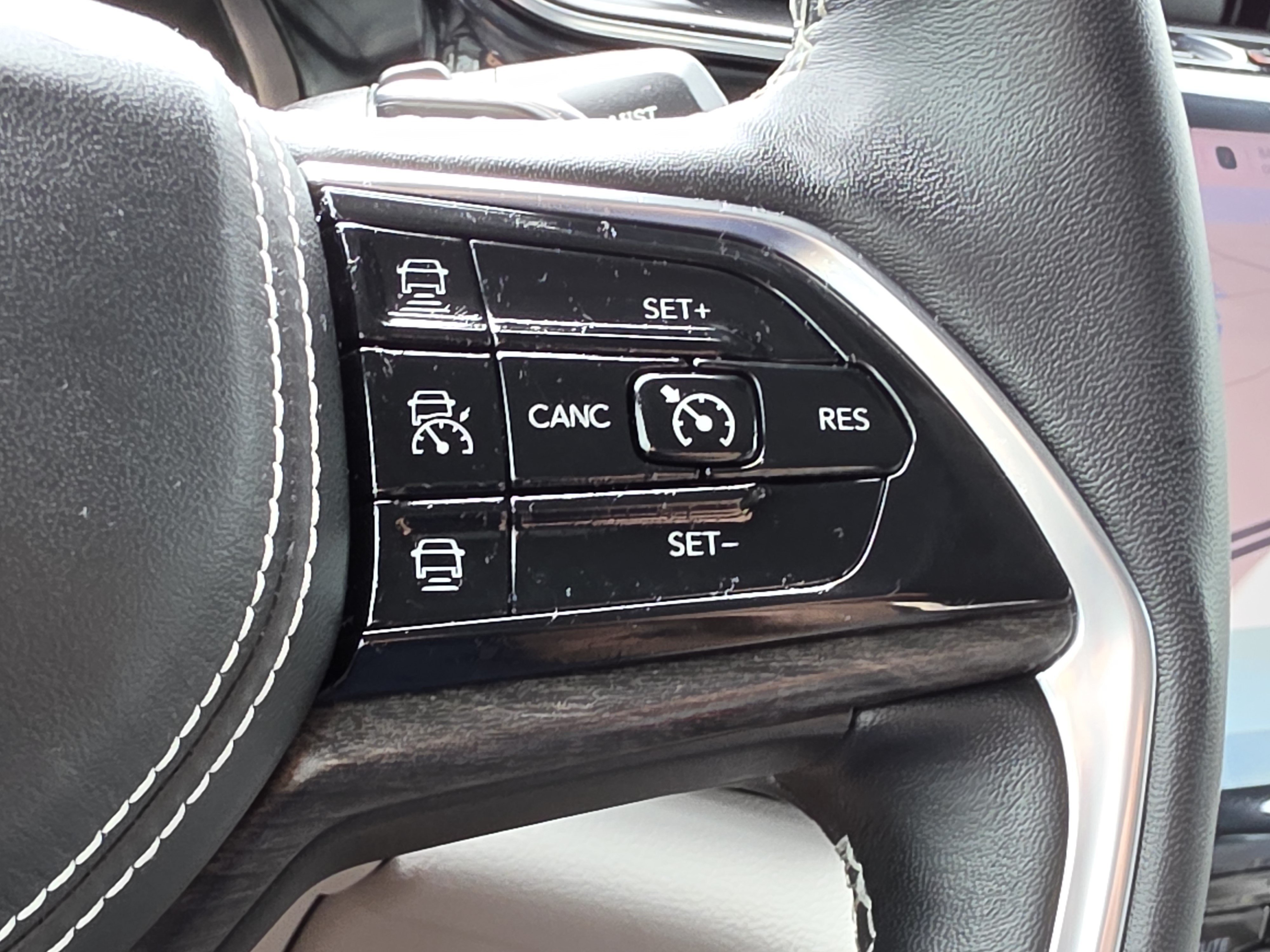 Used 2022 Diamond Black Crystal Pearlcoat Jeep Overland image 23