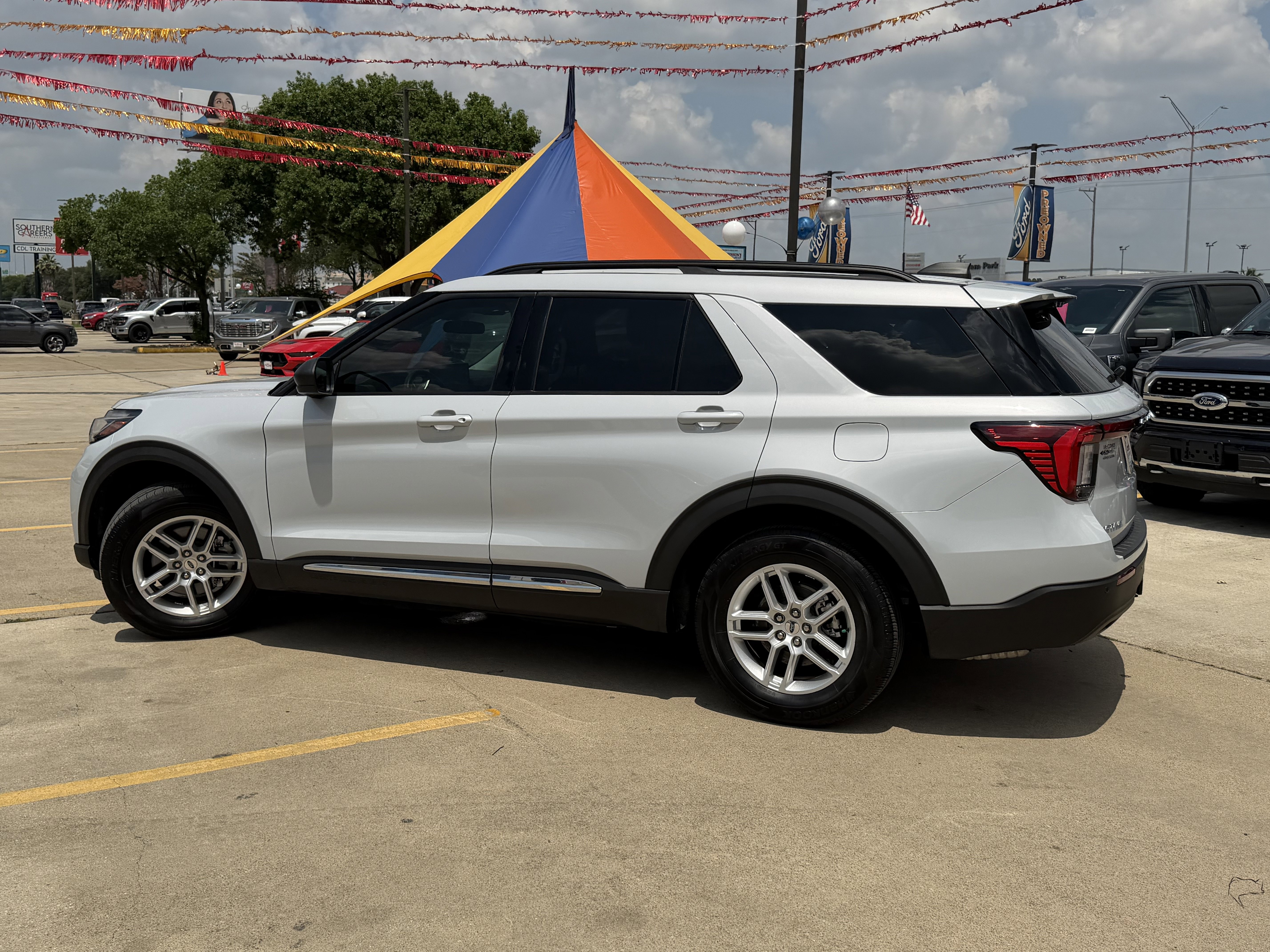 Used 2025 Space White Metallic Ford Active image 10