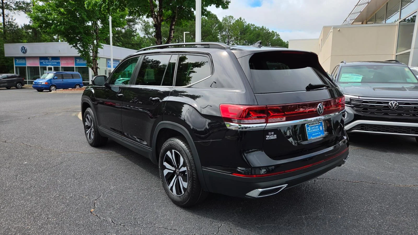 New 2026 Deep Black Pearl Volkswagen 2.0T SE image 3