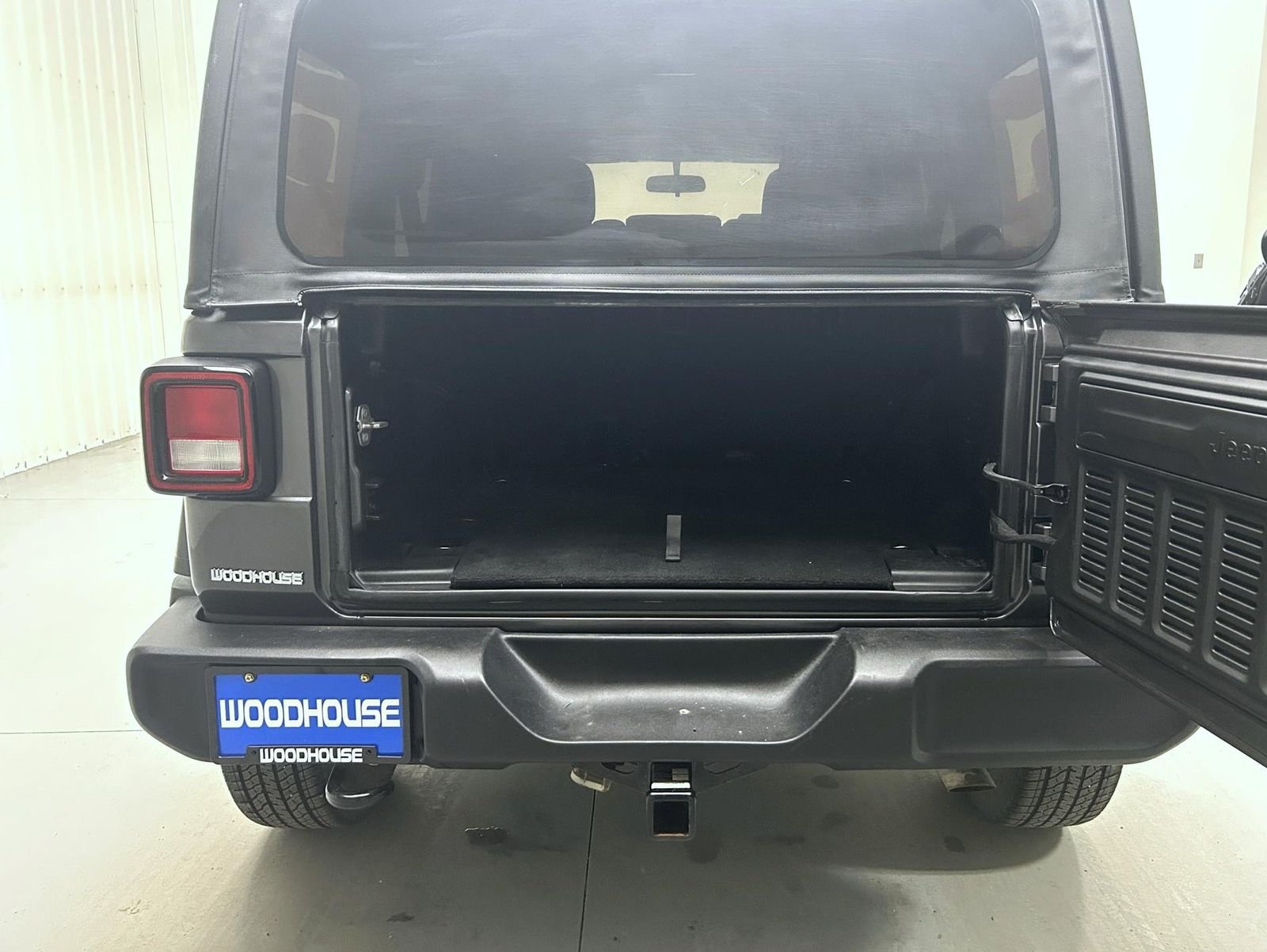 Used 2018 Gray Jeep Unlimited Sport image 22