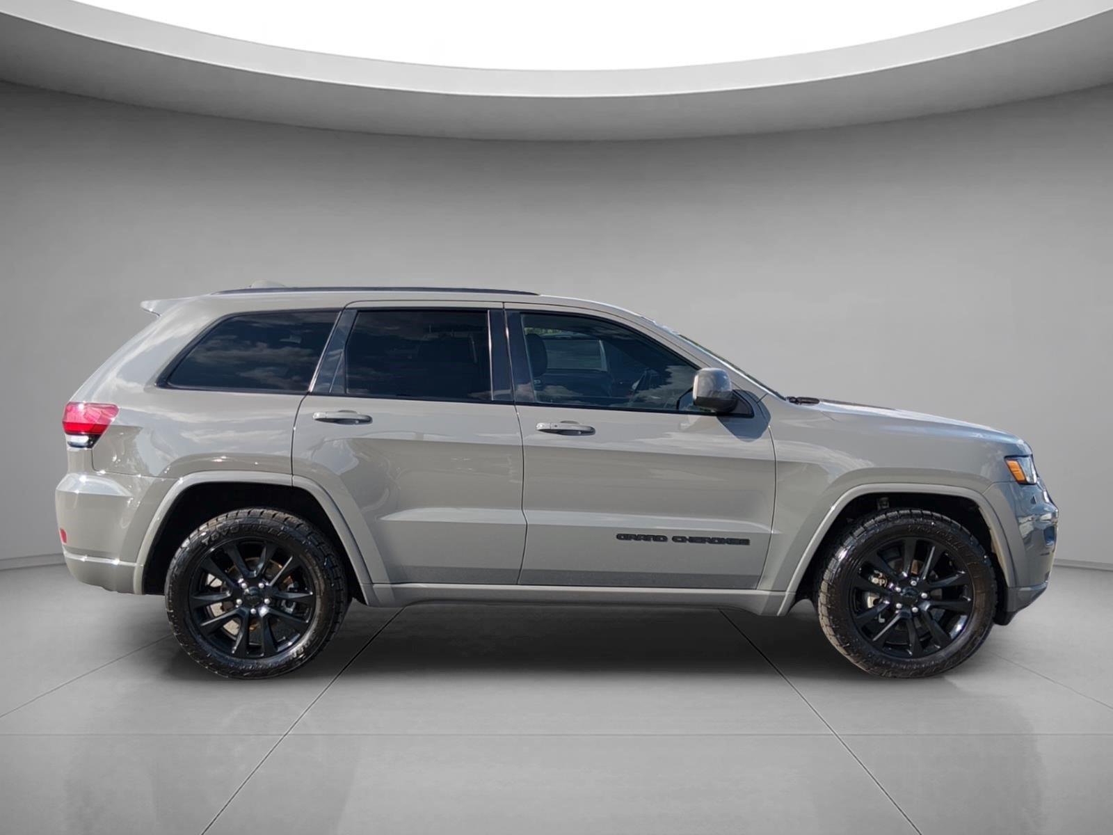 Used 2020 Sting-Gray Clearcoat Jeep Altitude image 6
