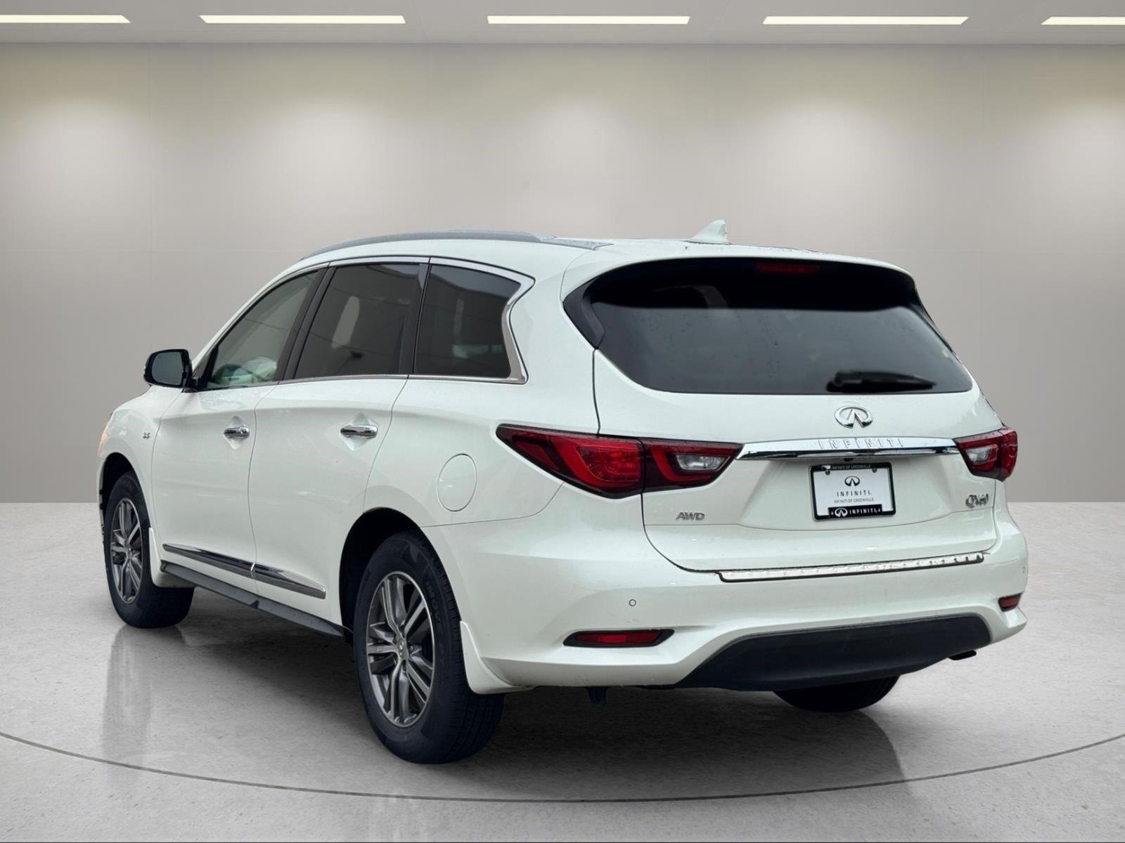 Used 2020 Majestic White INFINITI LUXE image 3