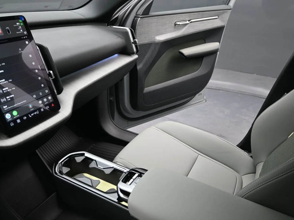 New 2026 Vapour Grey Volvo Twin Motor Cross Country Ultra image 15