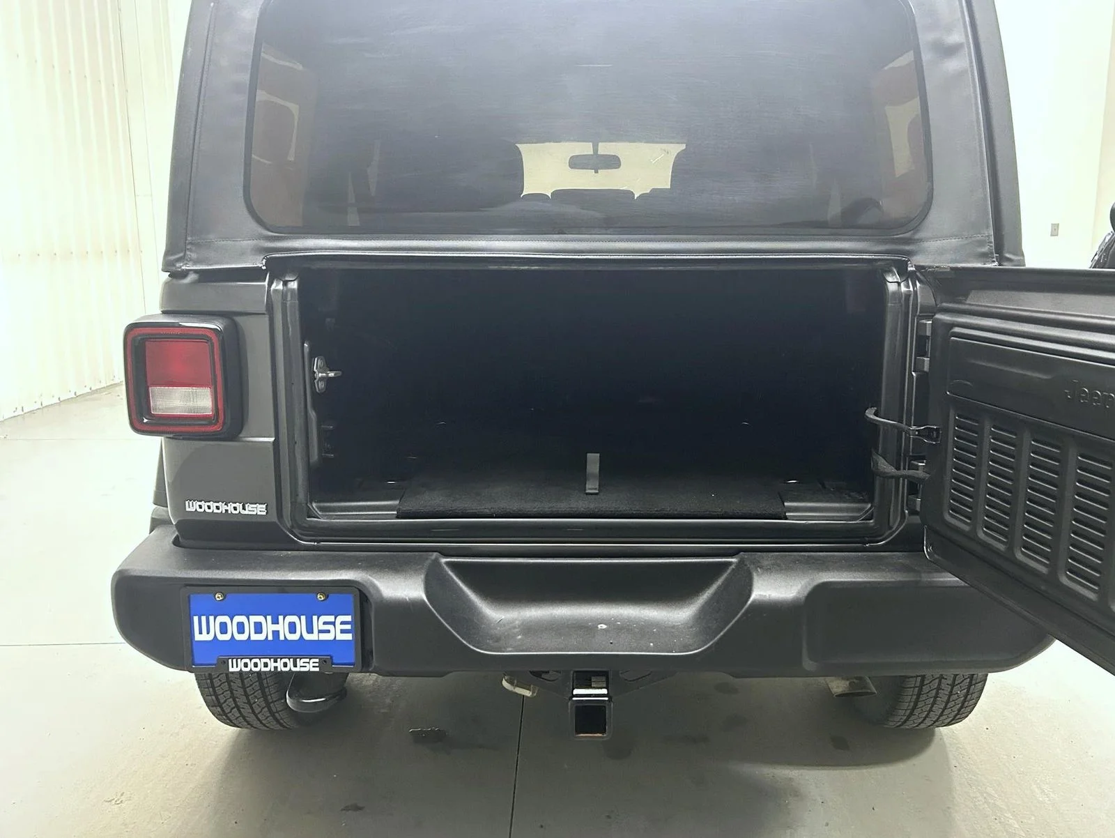 Used 2018 Gray Jeep Unlimited Sport image 22