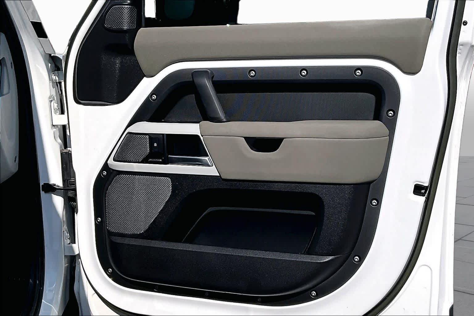 Used 2023 Fuji White Land Rover S image 24