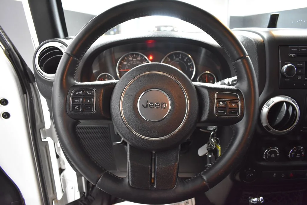 Used 2015 White Jeep Sahara image 18