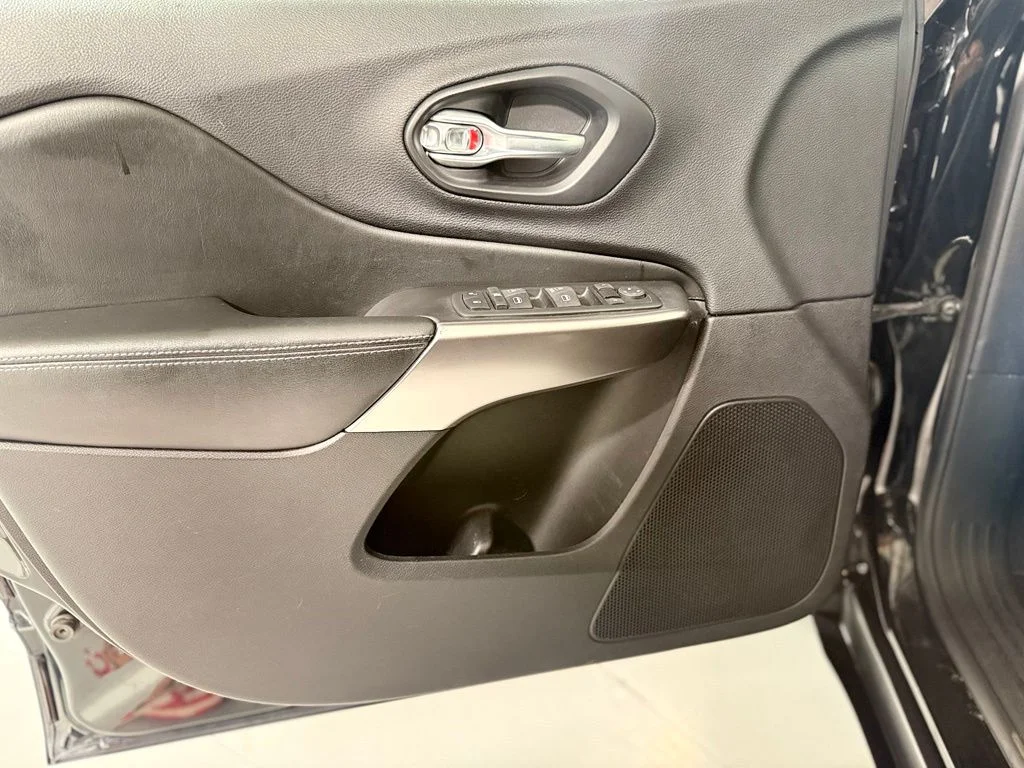 Used 2020 Black Jeep Latitude image 12